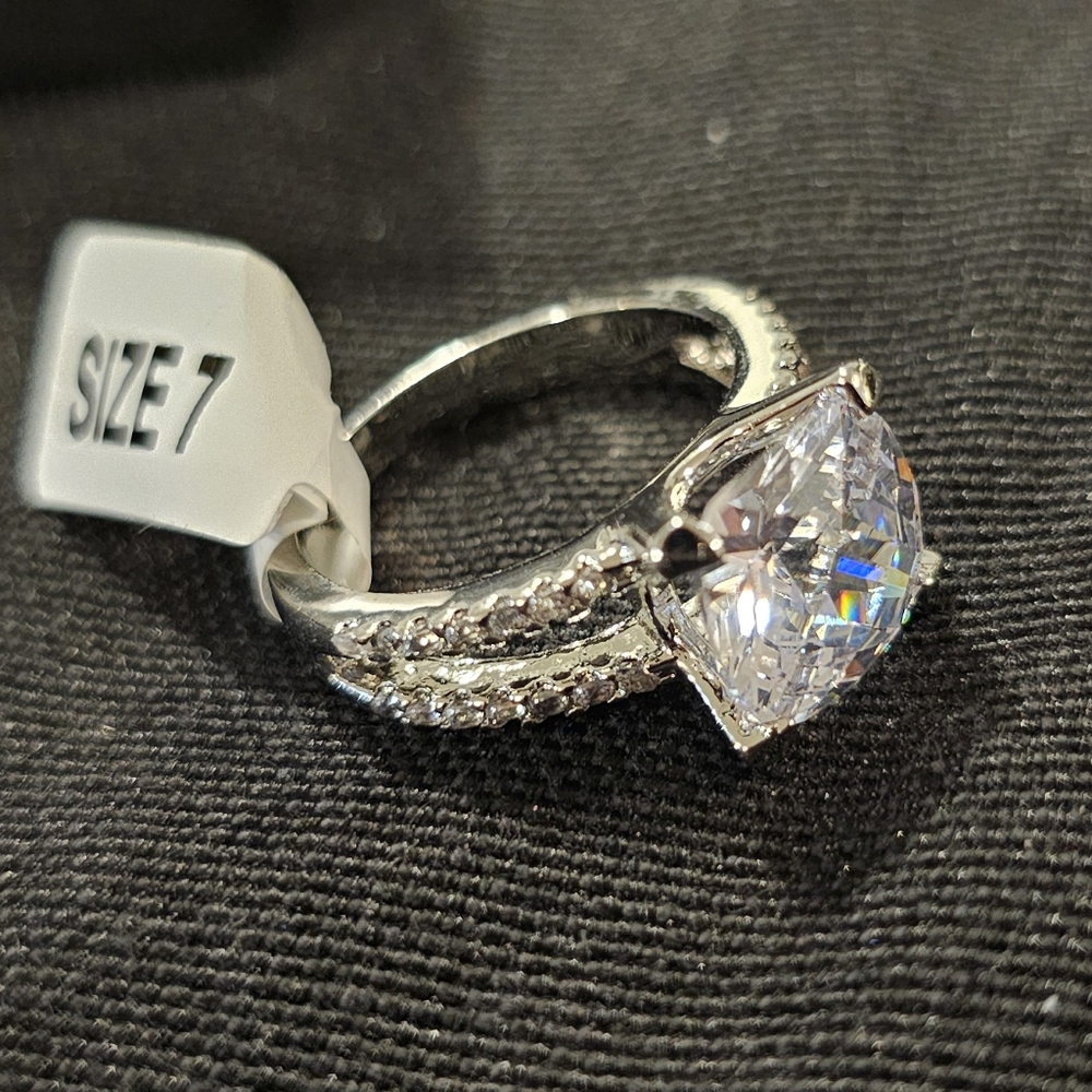93 - Gorgeous Womens White Gold 1.5 CTW CZ size 7 Designer Ring